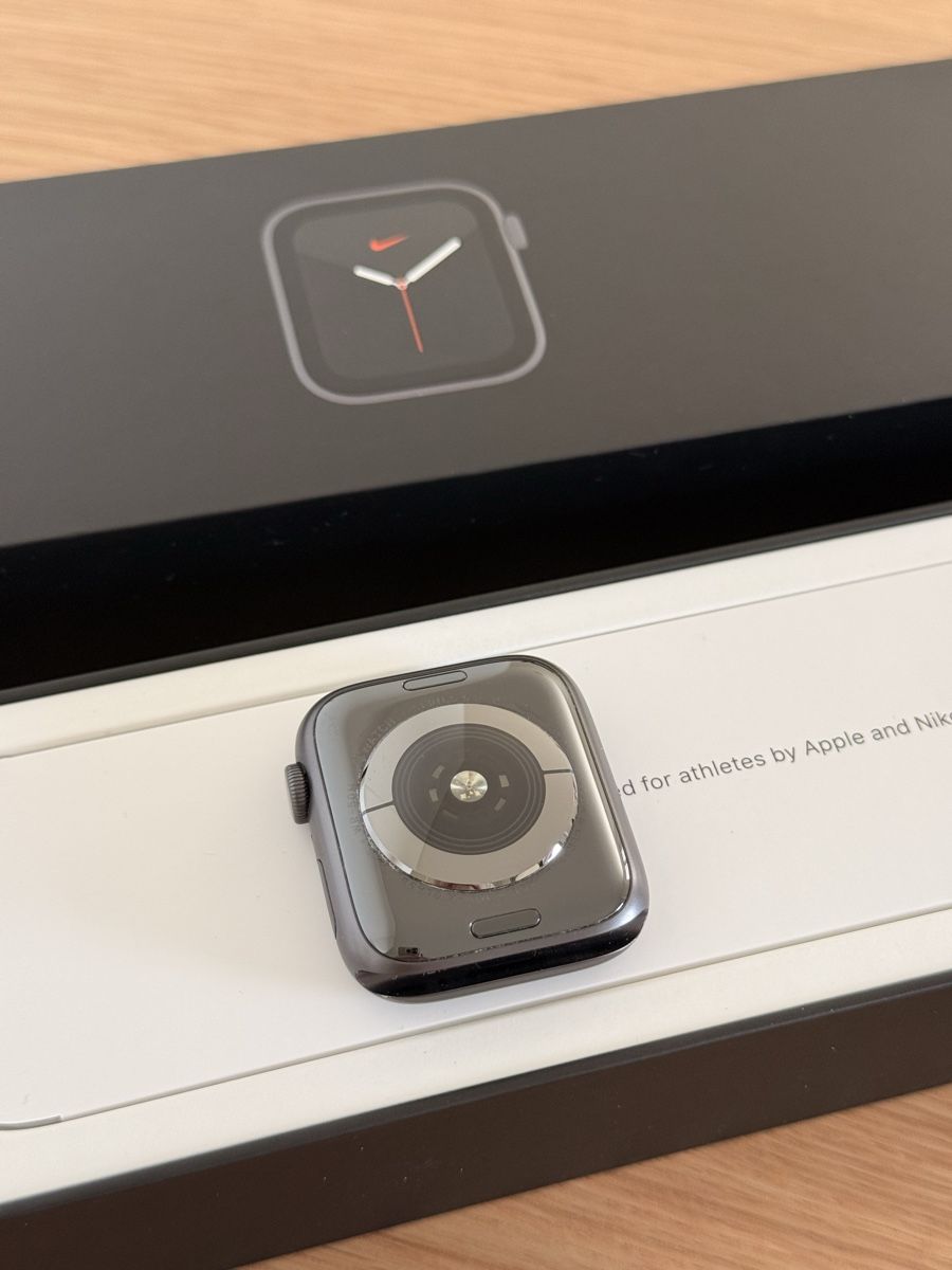 Apple Smartwatch: Apple Watch Series 5 Nike Edition 44 mm  – Nuovo (secondo la descrizione) da Cham venduto da Z1999 1