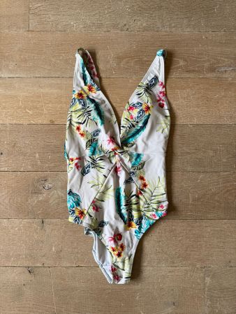 Sommerlicher Badeanzug mit Blumenmuster, Grösse M