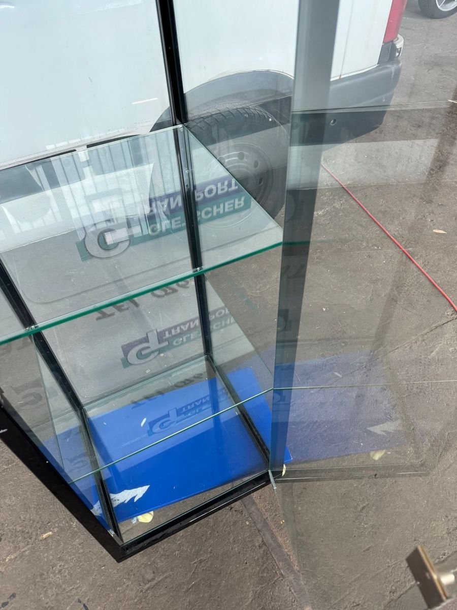 Vitrinen: Massive Vitrine – Gebraucht aus Bütschwil von sof_p98b 2