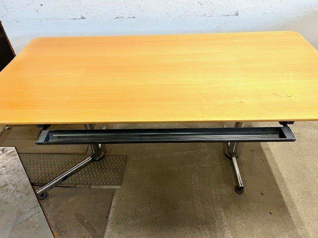 Bureaux: Occasion Bürotisch Holz – D'occasion à Riedtwil par wiederverwendung 1
