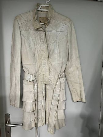 Maze Damen-Ledermantel in Beige mit Gürtel und Volants