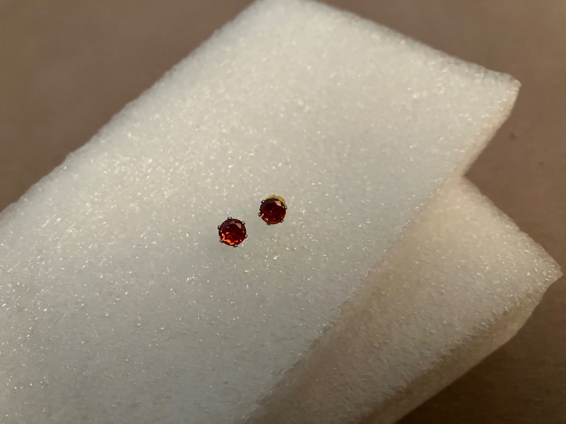 Orecchini pendenti & Orecchini a lobo: Elegante silberfarbene Ohrstecker mit rotem funkelnden Stein – Nuovo (secondo la descrizione) da Affoltern am Albis venduto da Dlotti