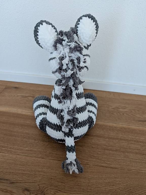 Giocattoli: Amigurumi sitzendes Zebra 32cm – Nuovo (secondo la descrizione) da Beromünster venduto da Shelly9296 3