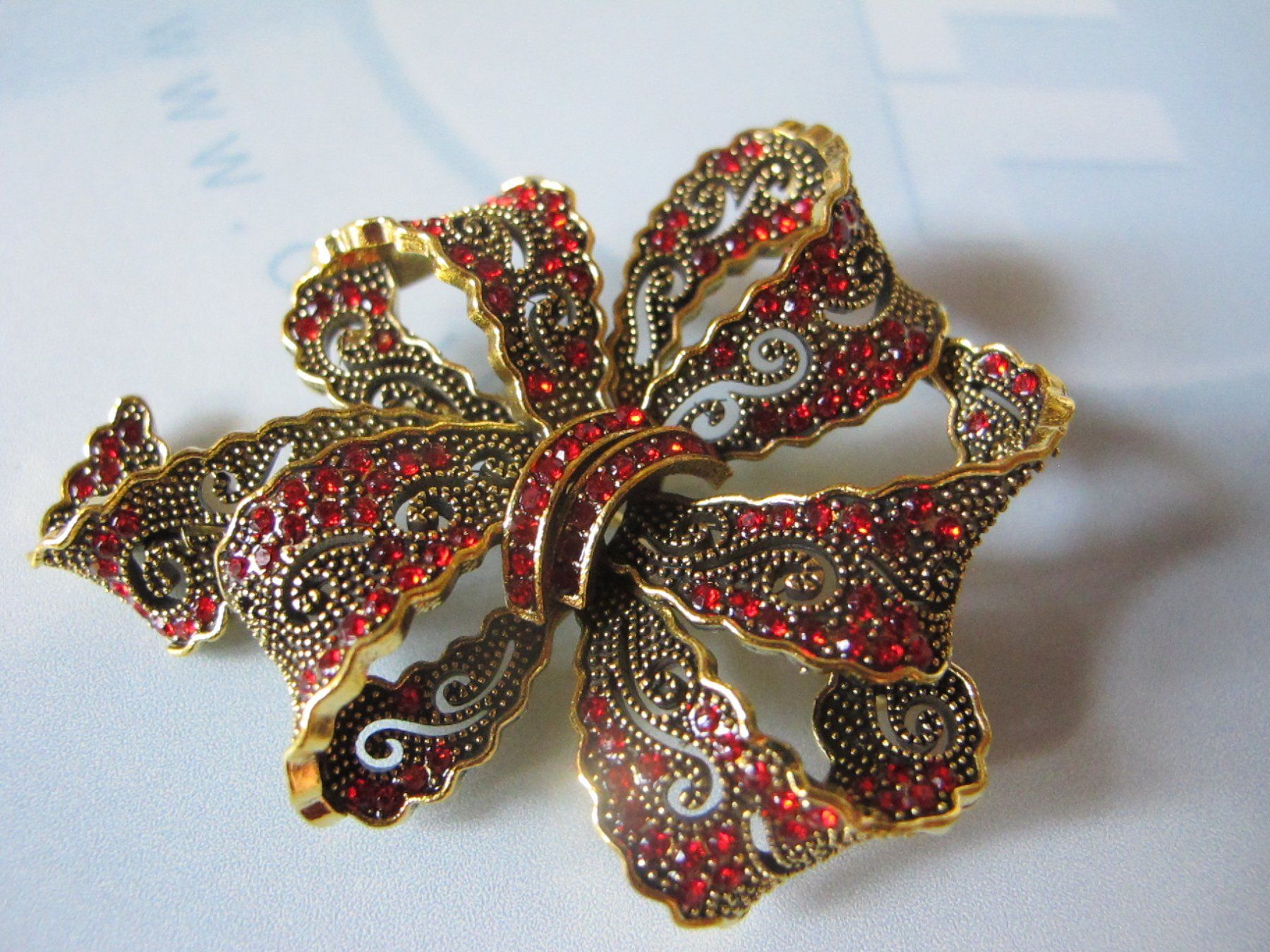 Broches & Aiguilles: Wunderschöne Brosche Schleife, rot Strass, Goldfarben, Top! – Neuf (Voir description) à Löhningen par Chimae67