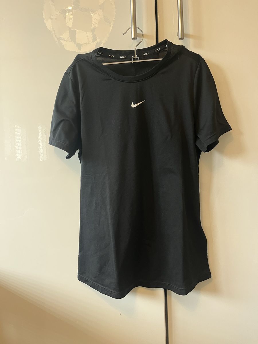 Nike T-shirt: Haut de sport NIKE taille XS – Nuovo (secondo la descrizione) da Aigle venduto da sow_m7gm 4