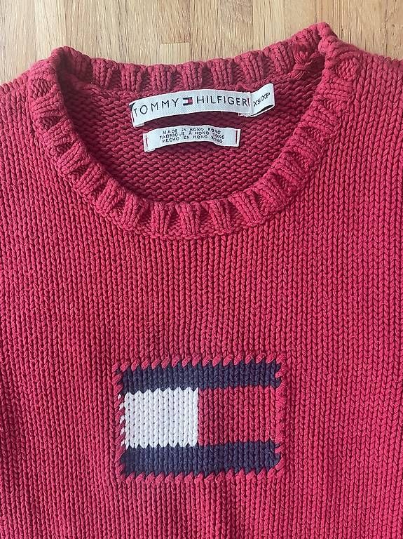 Pullover & Sweatshirts: Tommy Hilfiger pull rouge coton drapeau  – Gebraucht aus Troinex von nadinebmichaelson 1
