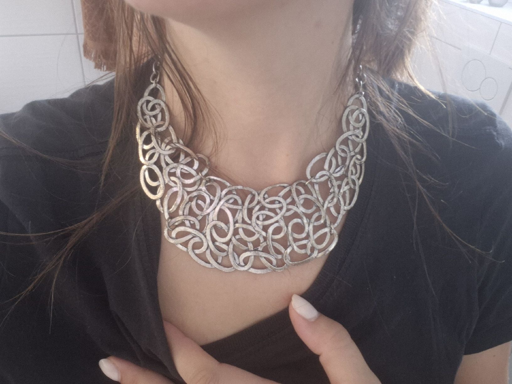 Catenine: Collier plastron couleur argenté – Usato da St-Pierre-Clages venduto da _RV 1