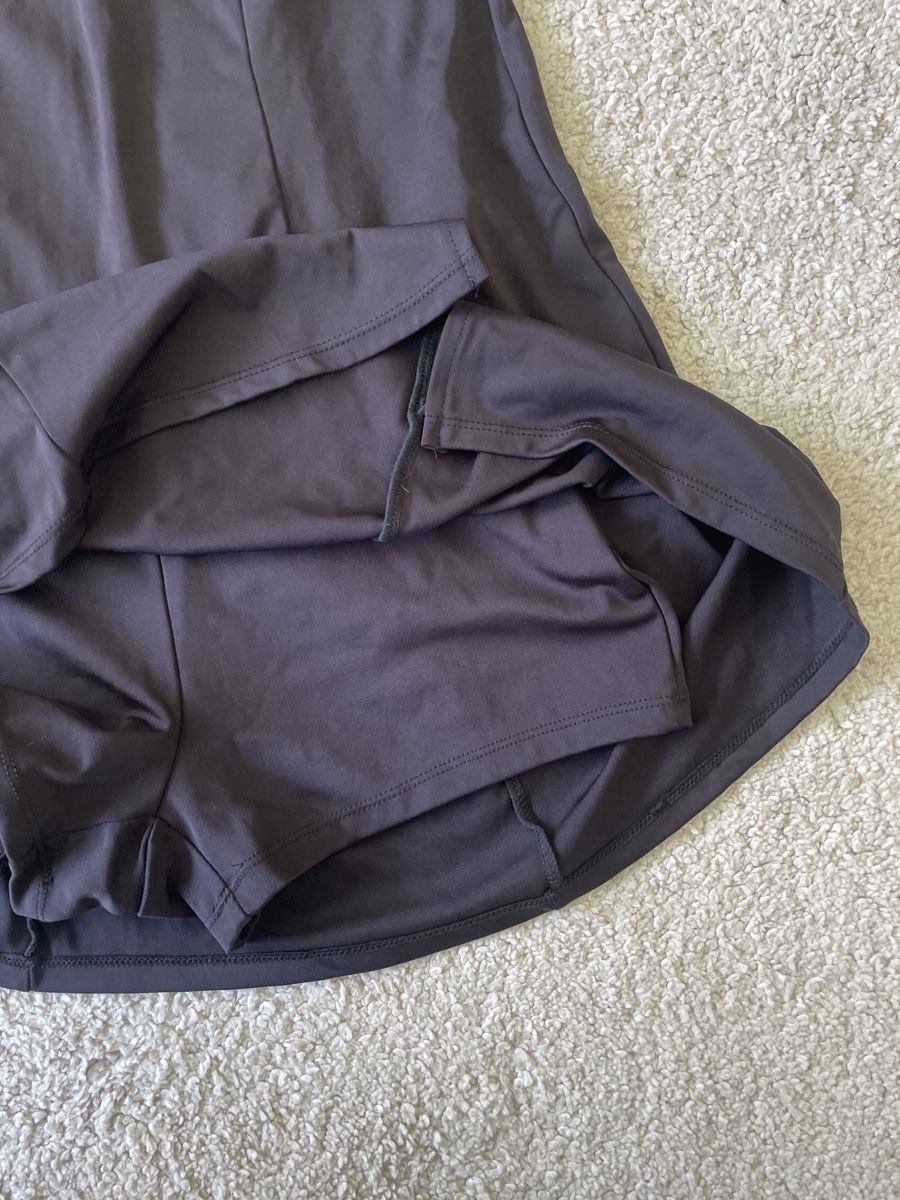 Stradivarius Vestiti: Schwarzes Tenniskleid mit Shorts – Usato da St. Niklausen LU venduto da car_2562 1