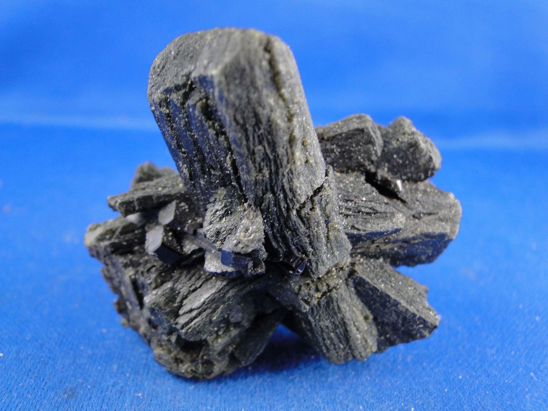 Minerali & Pietre curative: Granat var Melanit auf Epidot – Usato da Schinznach Bad venduto da Demerald 3