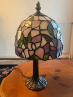 Dekorative Tischlampe im Tiffany-Stil – floraler Glasschirm
