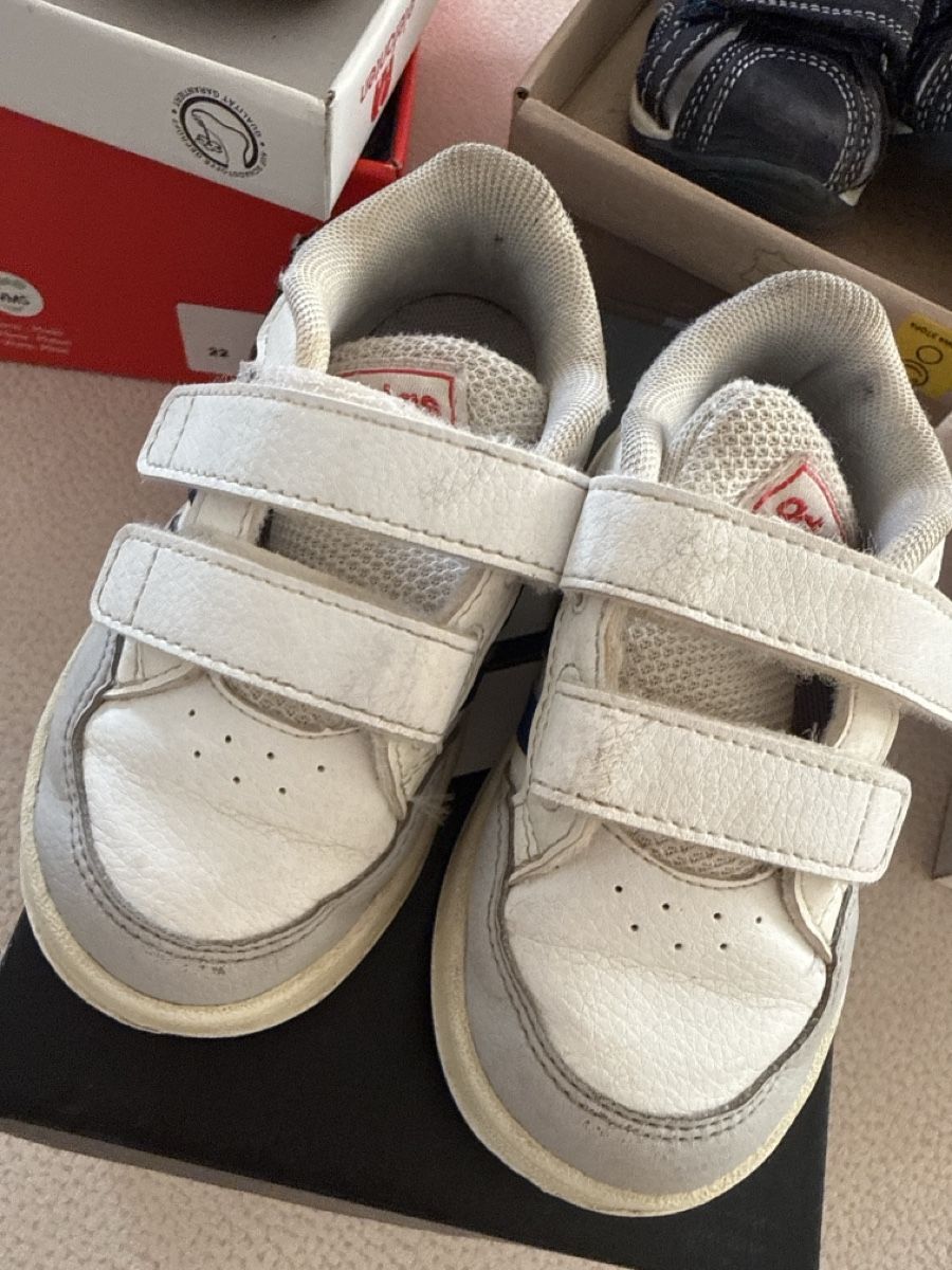 Chaussures garçon: 4 Paar Schuhe Gr22/23 – D'occasion à Zell ZH par Guffos 4