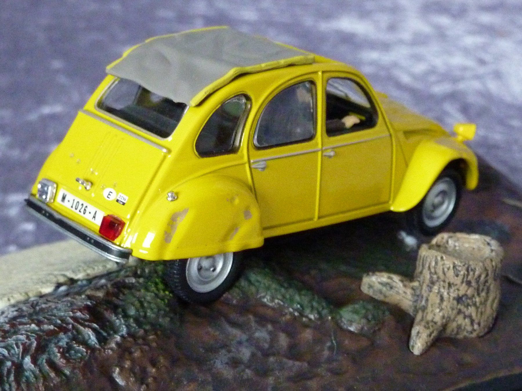 Citroën Modellini d'auto: Citroen 2CV Döschwo James Bond 1:43 – Nuovo (secondo la descrizione) da Dürrenäsch venduto da modellautos4you 6