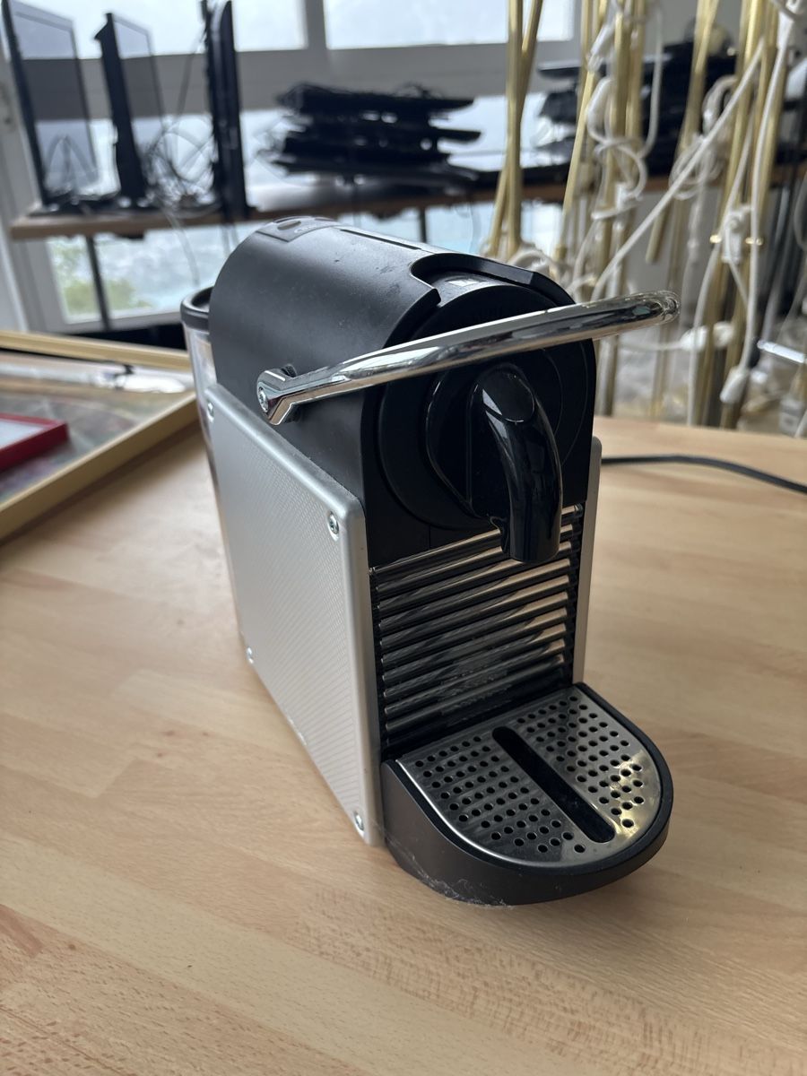 Macchine per caffè & Macchine per espresso: Kaffeemaschine DeLonghi Nespresso Pixie silber schwarz – Usato da Bilten venduto da vjo_qpx5 1