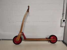 Altes Trottinett, Holz-Trottinett, Tretroller mit Bremse