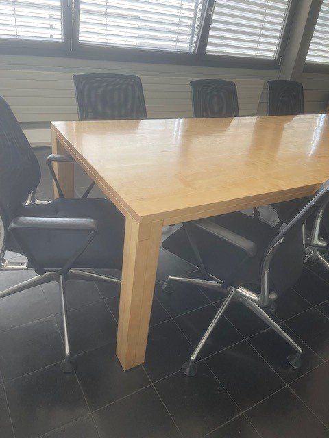 Tavoli: Table de conférence zoom avec 10 chaises Vitra – Usato da Echallens venduto da berthouz 2