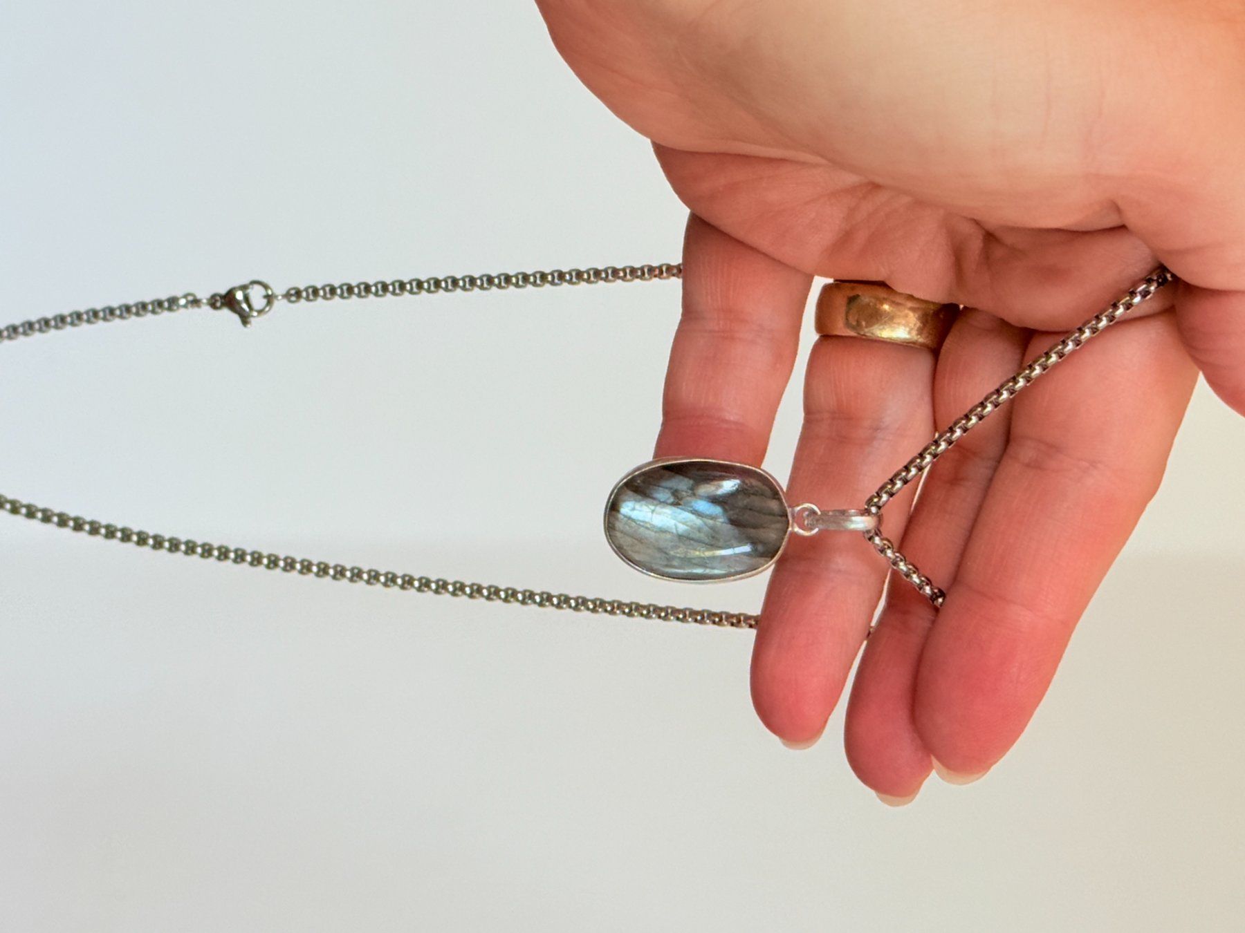 Catenine: Pendentif Labradorite et chaîne. Oval. – Nuovo e nell'imballaggio originale da Genève venduto da AWWA 1