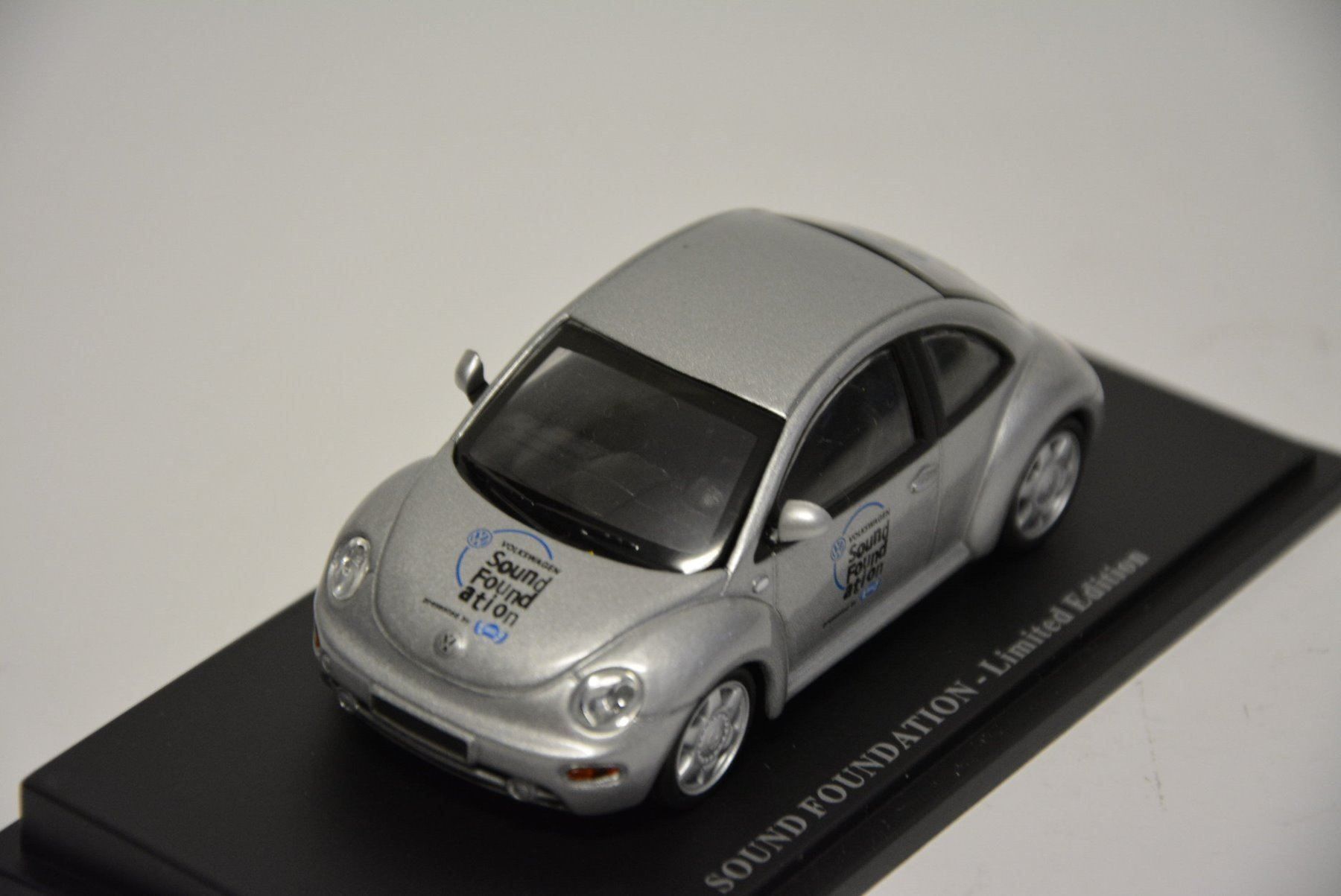Volkswagen Modellini d'auto: VW New Beetle Sound Foundation , 1:43 – Nuovo e nell'imballaggio originale da Goldach venduto da Feivel9 2