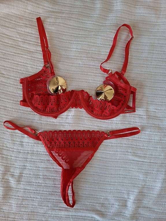 Autres dessous:  Rotes Spitzen Set  mit Nipplecovers – D'occasion à Affoltern am Albis par Feather 3