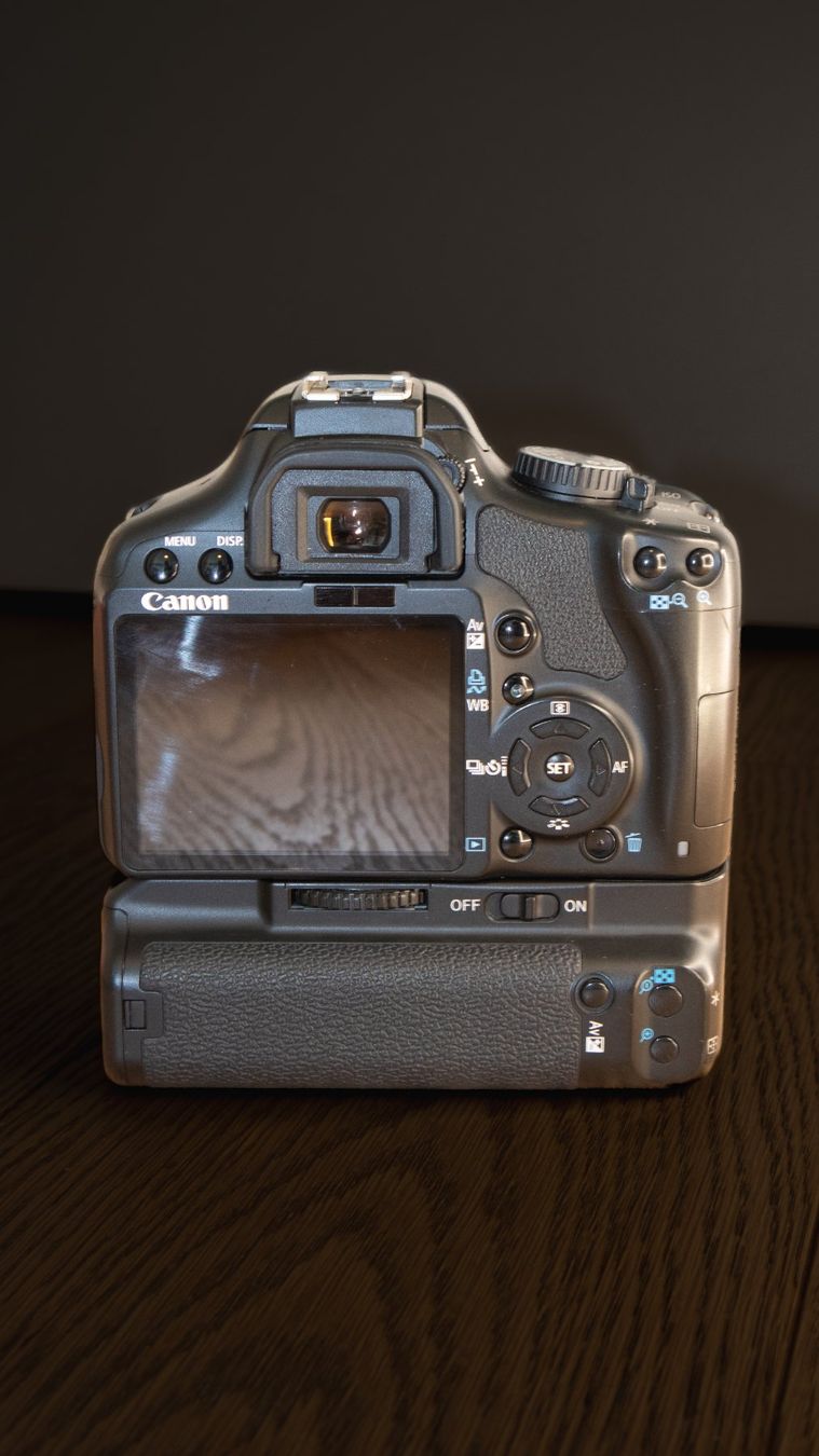 Canon Fotocamera: Canon EOS 450D + Phottix Batteriegrip + Ladegerät – Usato da Sissach venduto da mxk_mgr8 1