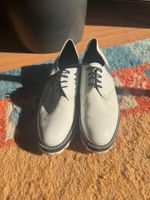 Weisse Schnürschuhe
