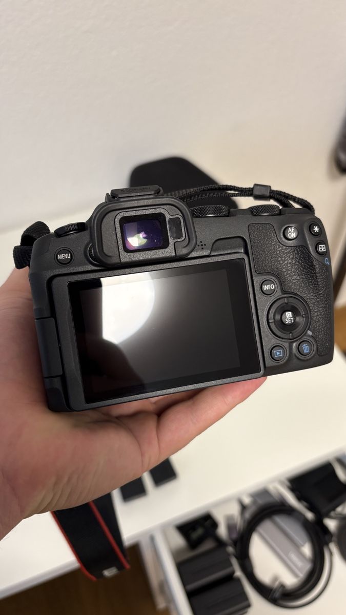 Canon Fotocamera: Cannon R8 Kit  – Nuovo (secondo la descrizione) da Emmenbrücke venduto da edm_87nn 5