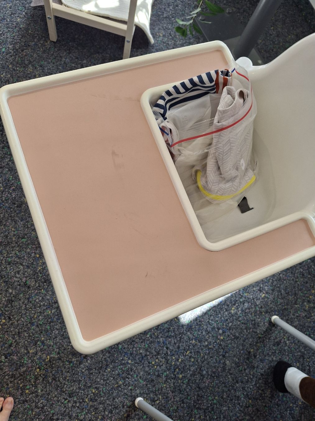 Ikea Chaises hautes: Kinderhochstuhl mit Tisch gebraucht – D'occasion à Niederbipp par KiddyBoerse 2