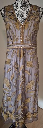 Elegantes Kleid mit Goldstickerei - Festlich & Zeitlos