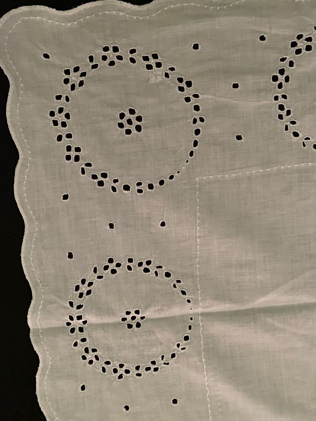 Altra biancheria da tavola: Deckchen/Mitteldecke weiss  57x54cm – Usato da Allenwinden venduto da Obalu 2