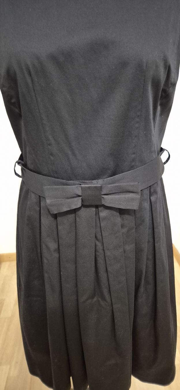 Marc Cain Vestiti: Schickes, schwarzes Kleid mit Schleife und Jäckchen – Usato da Schwyz venduto da Vesparider01 2
