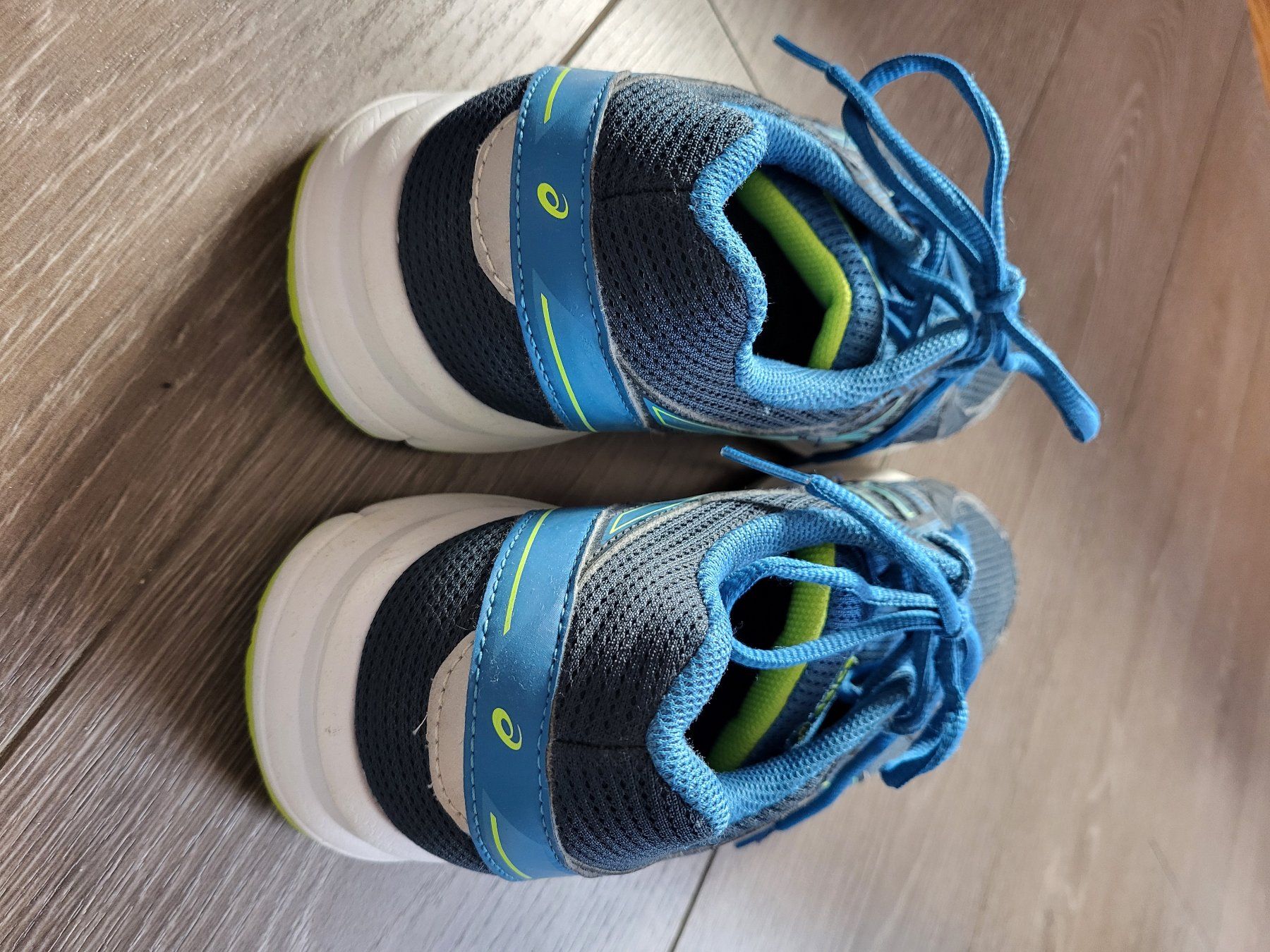 Asics Chaussures garçon: baskets de sport Asics – D'occasion à Yverdon-les-Bains par Emavid 4