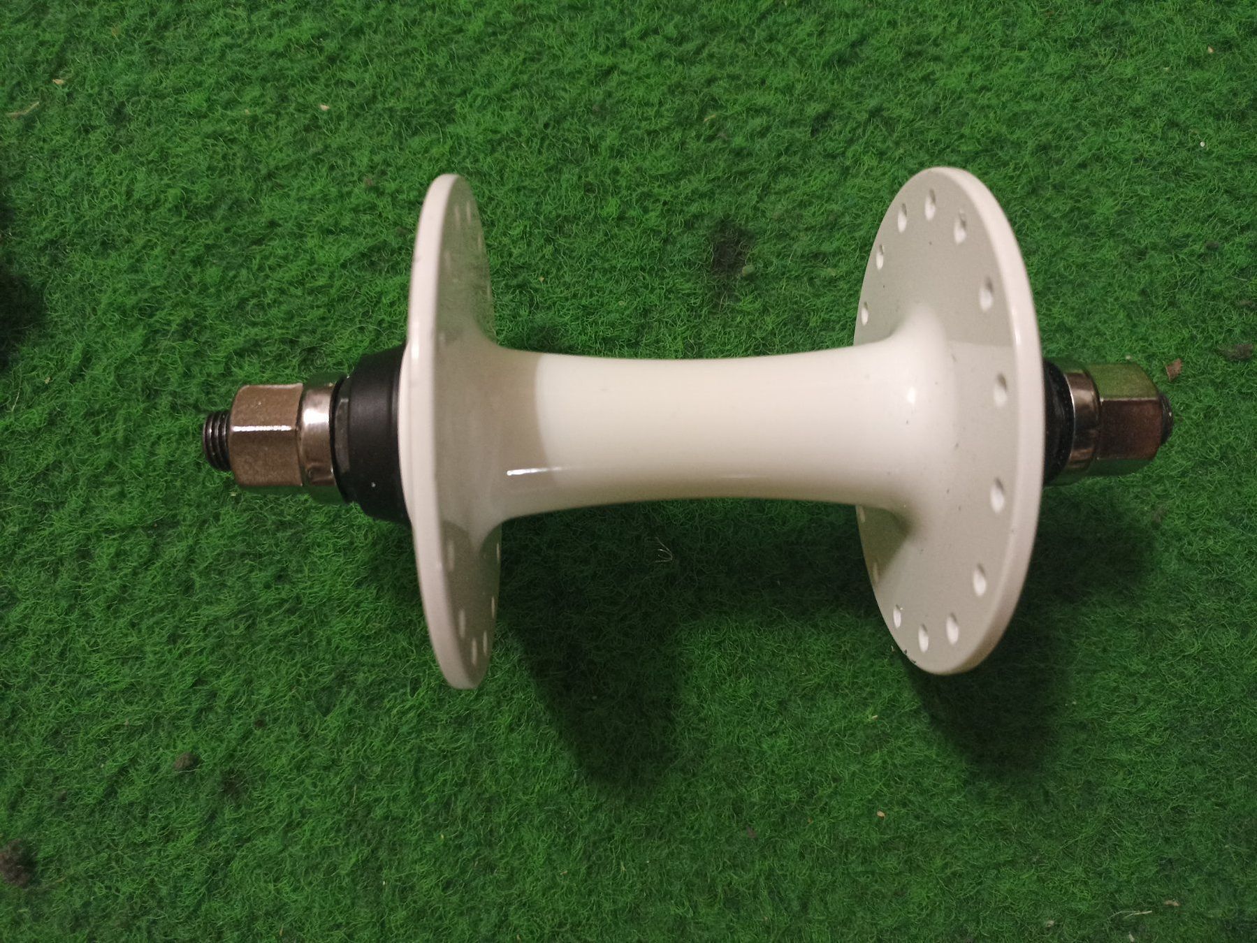Pièces détachées: Moyeu blanc Fixie / nabe velo – Neuf (Voir description) à Niederbipp par Djojoladouille