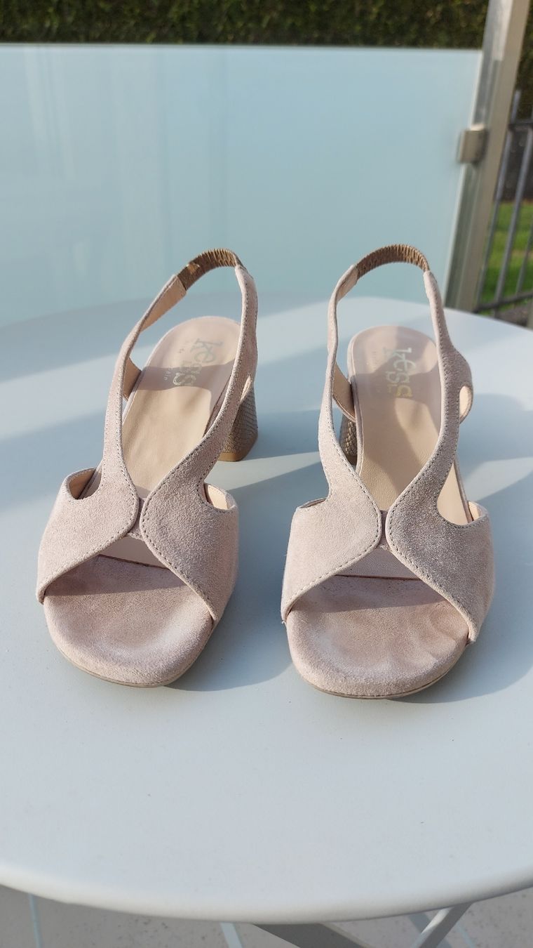 Scarpe da donna: Sandales Kess en daim beige – Usato da Sion venduto da aud_7pxl 1