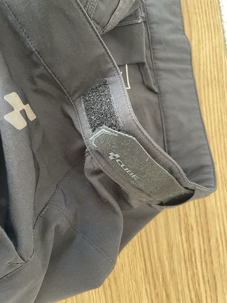 Cube Pantaloni: Cube shorts XL – Usato da Ipsach venduto da Rena-b 3