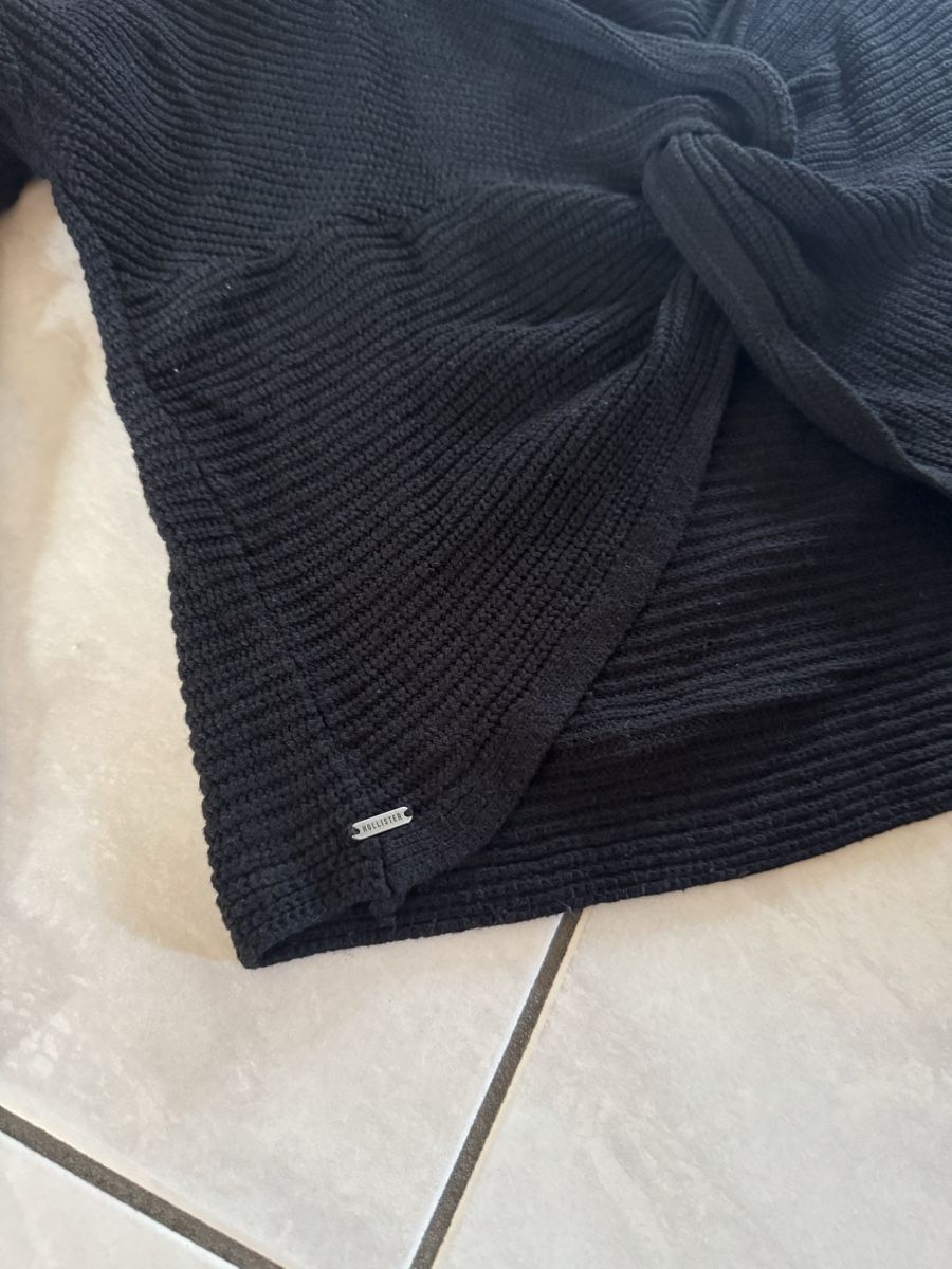Hollister Pullover & Sweatshirts: Schwarzer Hollister Pullover Grösse M mit Knoten – Gebraucht aus Hergiswil NW von kaufe_at_kaufmann 2