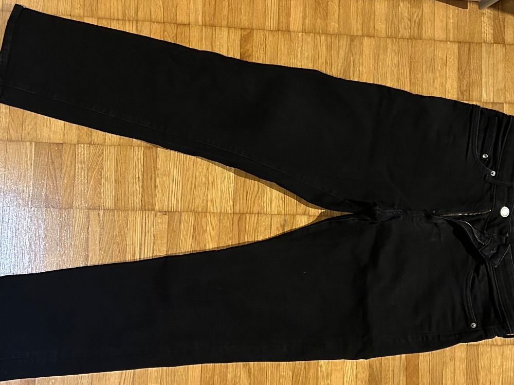 H&M Jeans: H&M Jeans Schwarz – Usato da Jona venduto da AlessiaCasagrande