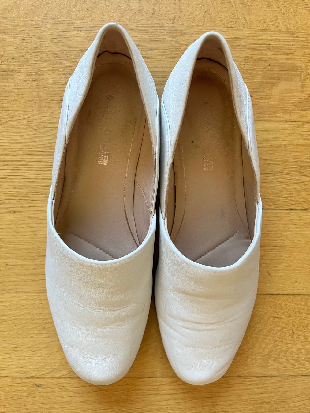 Clarks Scarpe da donna: Weisse Clarks Lederschuhe / Slipper – Usato da Basel venduto da lil_x2rf 3