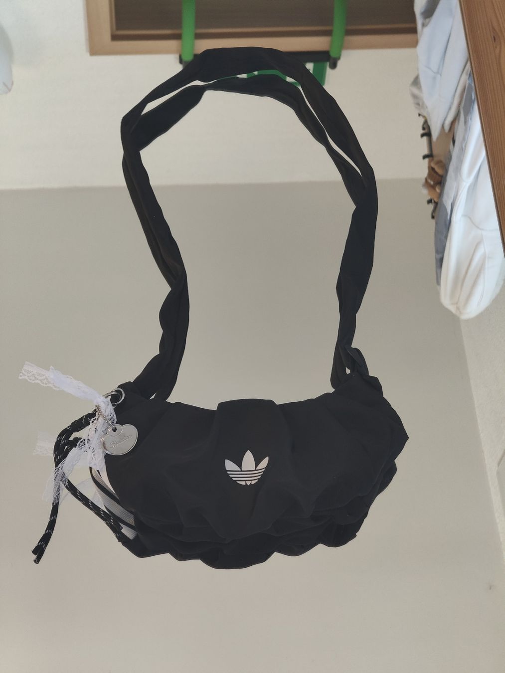 Borse da donna: Sac a main Adidas noir customisé dentelle – Nuovo (secondo la descrizione) da Domdidier venduto da witzis 1