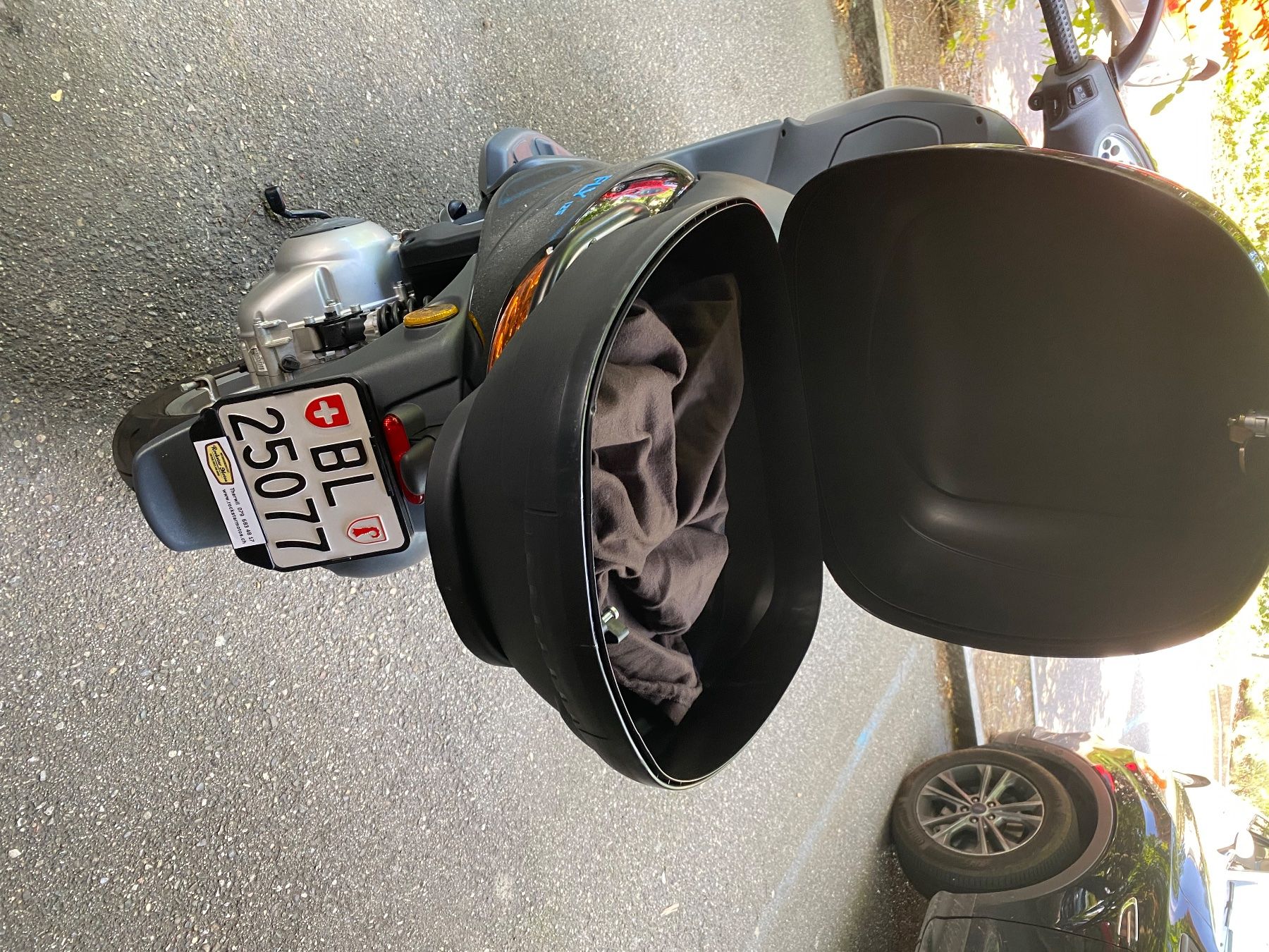 Piaggio Scooters: 1 Roller PIAGGIO Fly 125ccm, schwarz – Gebraucht aus Therwil von Myli7 2