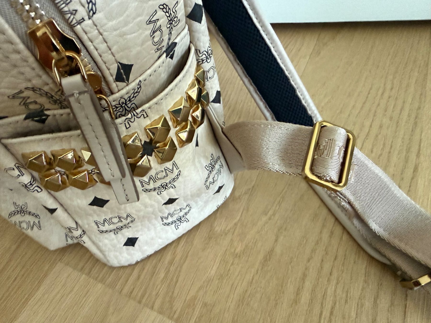 Mcm Zaini: MCM Stark Rucksack klein - neuwertig – Nuovo (secondo la descrizione) da Kilchberg ZH venduto da Dorian7 6