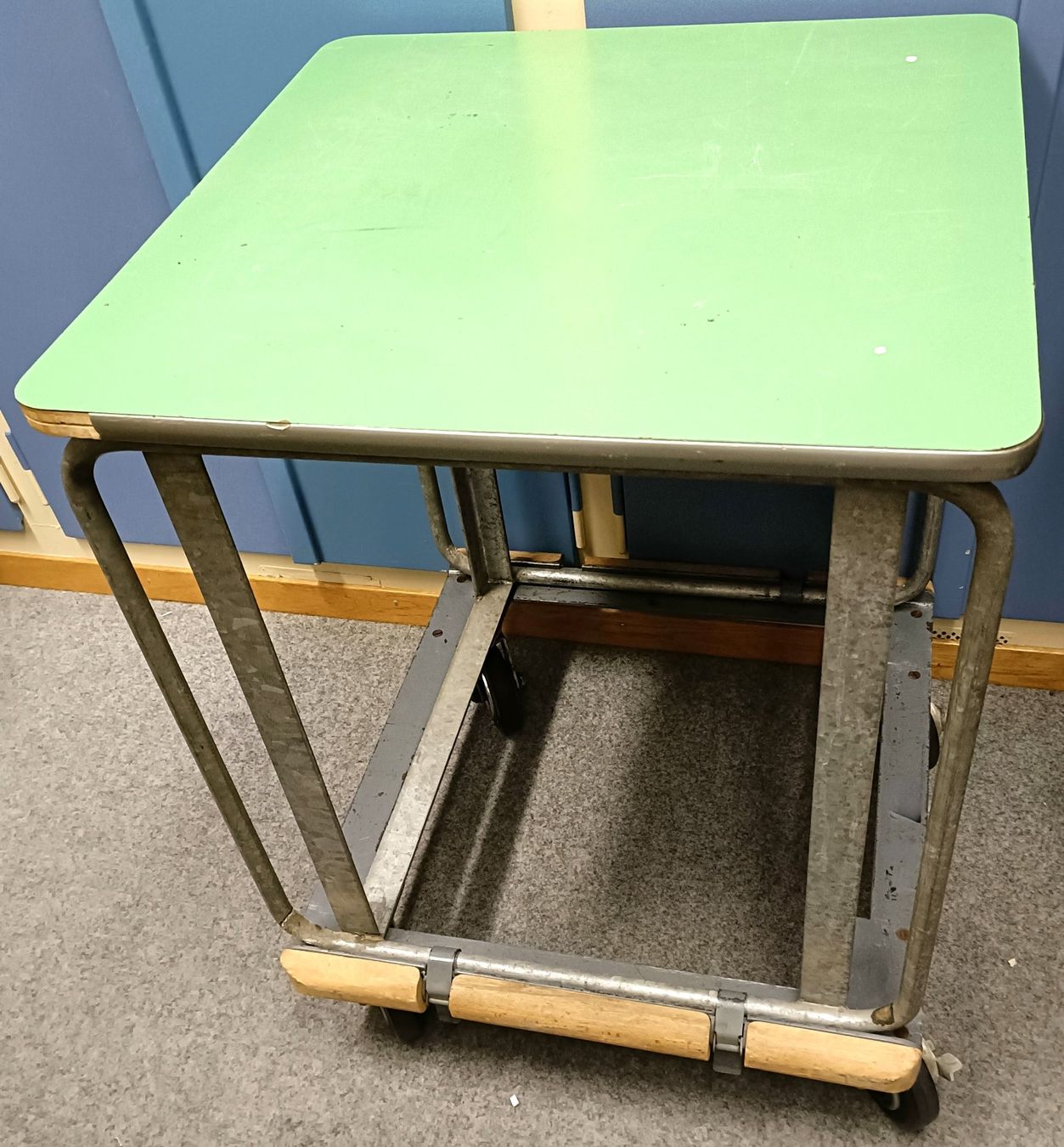 Tische: Laborwagen auf Rollen. – Gebraucht aus Spiez von ricot90