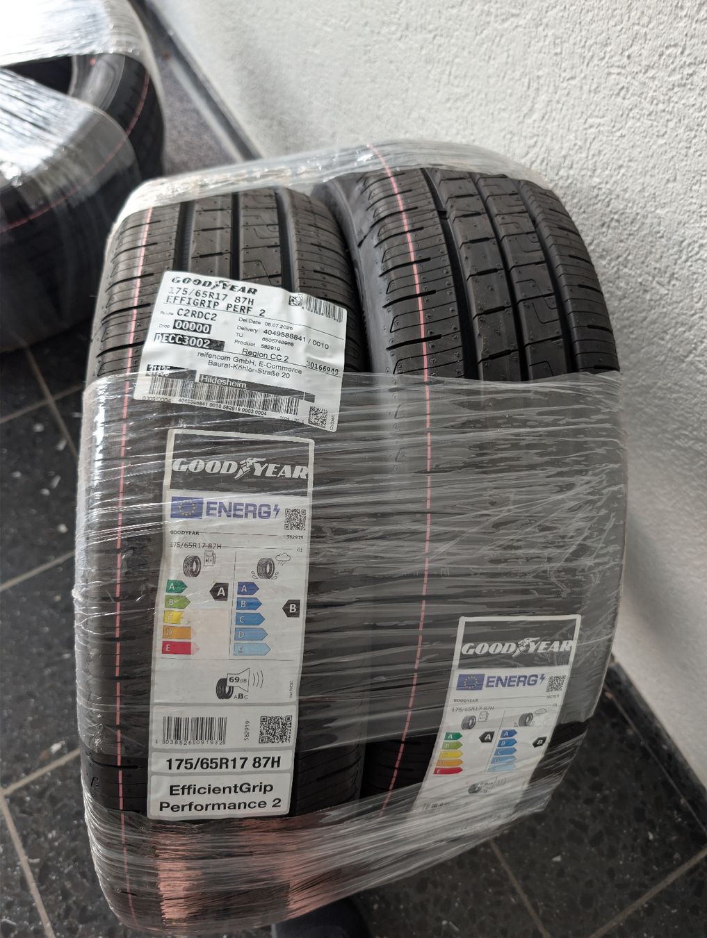 Pneumatici & Ruote complete: Neue Sommerreifen – Nuovo e nell'imballaggio originale da Richterswil venduto da raj_k575
