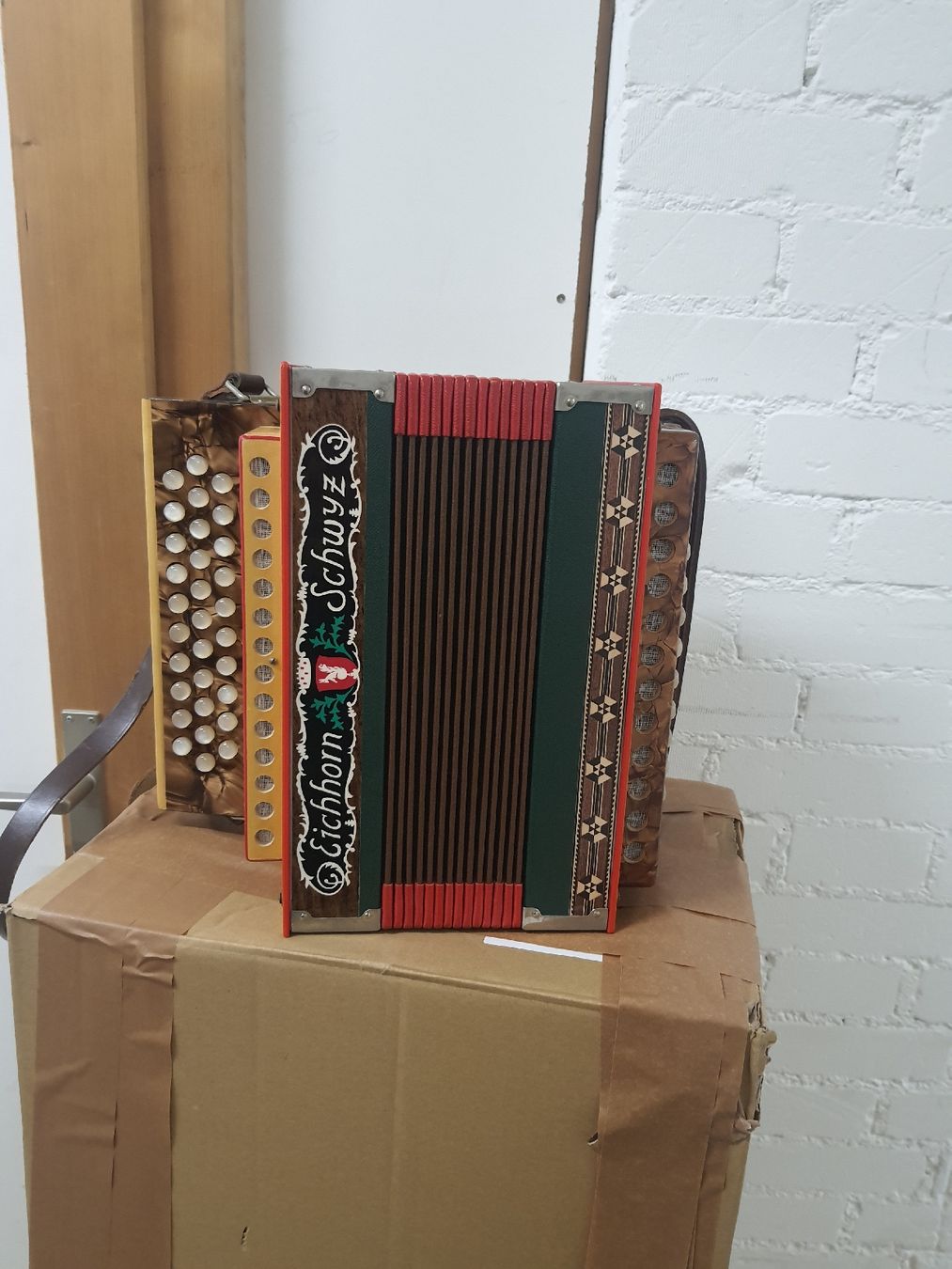 Eichhorn Strumenti musicali: schwyzerorgeli Eichhorn 18 basses... ton B... 3 voix – Usato da Pont-de-la-Morge venduto da Mirabelle0 9