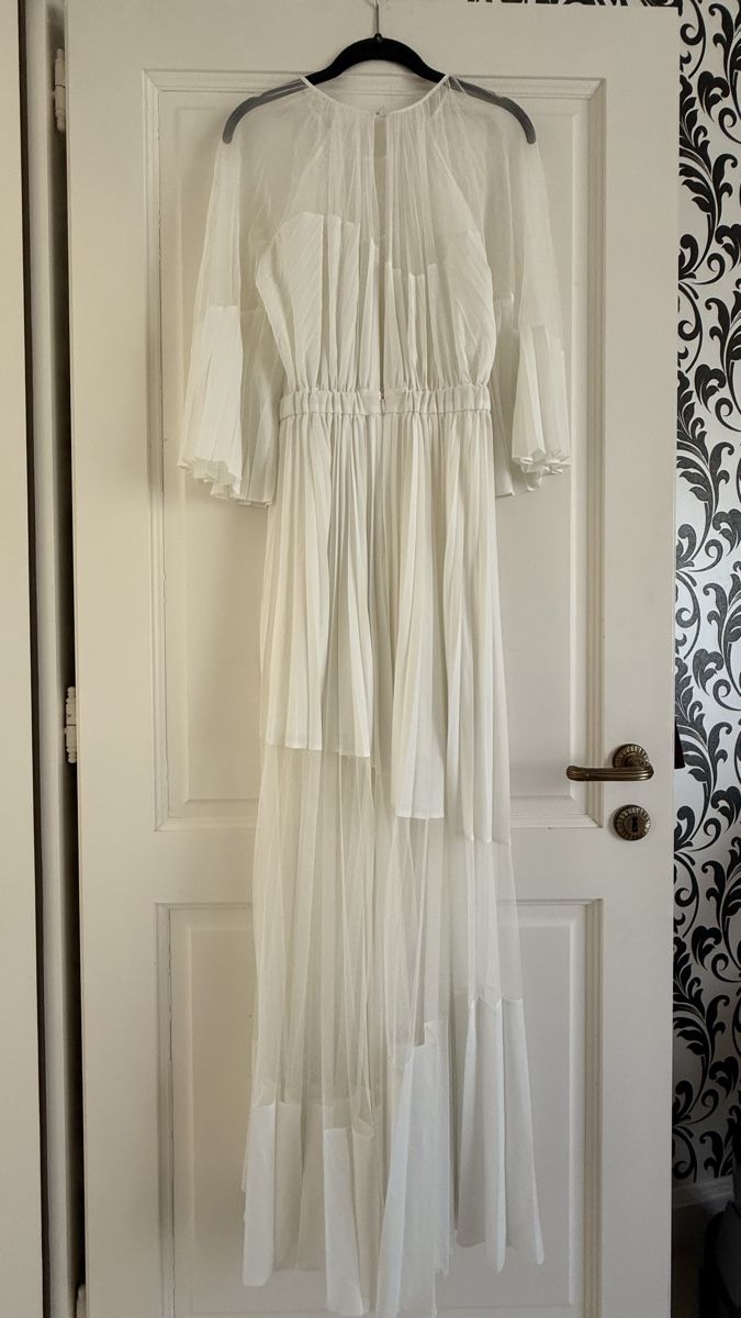 Kleider: BCBGMaxazria White Long Dress – Gebraucht aus Corsier-sur-Vevey von Kristina.Nova 4