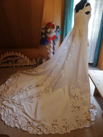 Festliches, elegantes Brautkleid mit langer Schleppe 40/42