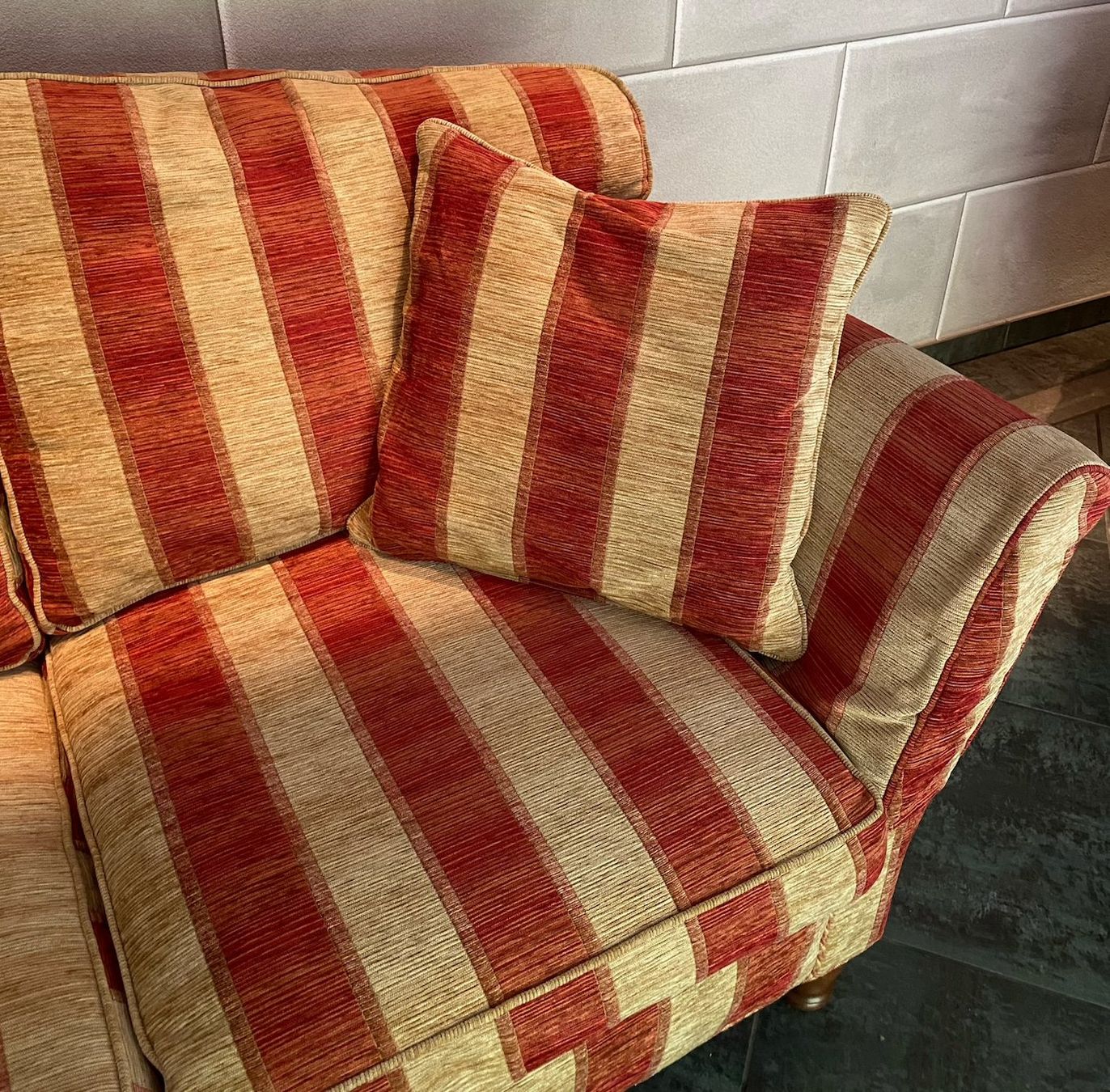 Divani: Englisches Designer Sofa gestreift rot/beige Stoff – Usato da Ronco sopra Ascona venduto da liz_dbg6 2