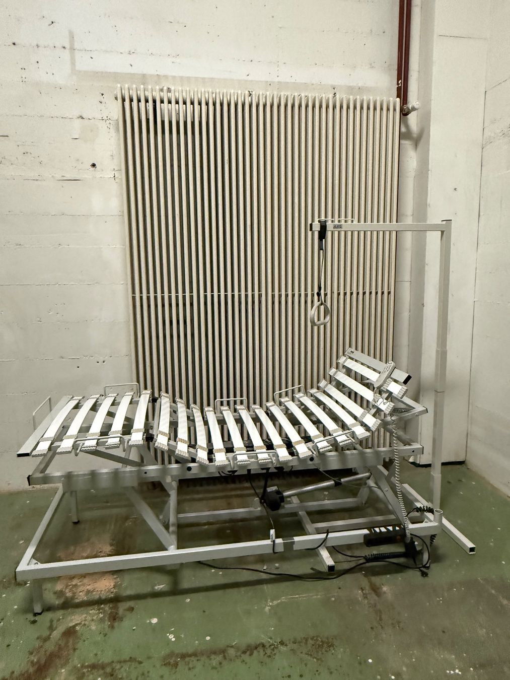 Letti: Lit électrique avec potence – Usato da Genève venduto da RabyaBen 2