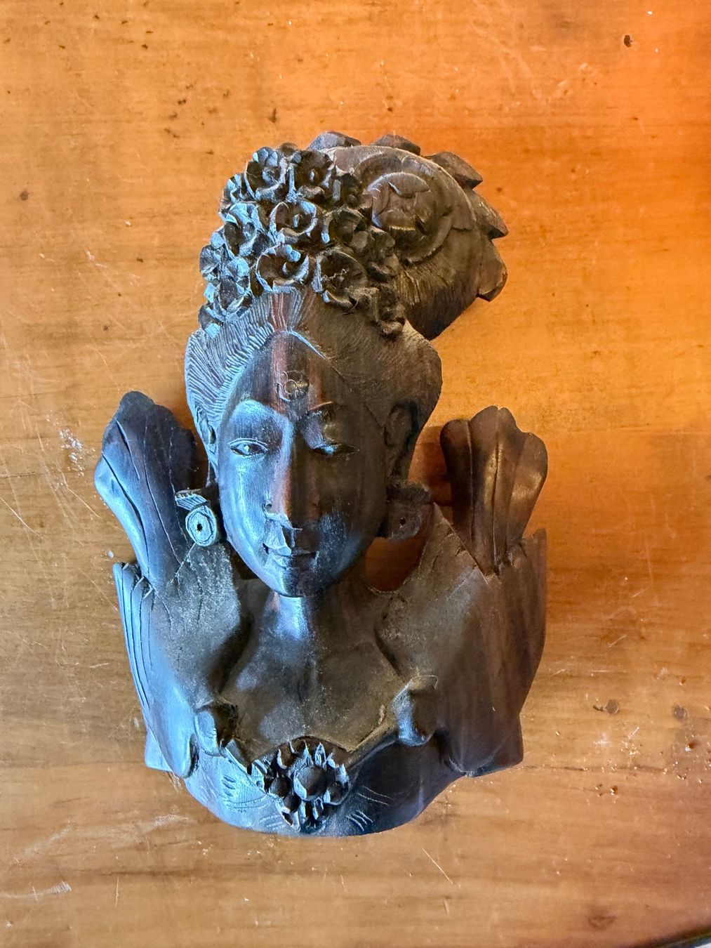 Sculture & Statue: Bali, geschnitzte Holzfigur, mit kunstvollem Blumen-Schmuck – Usato da Zofingen venduto da Schekke 3