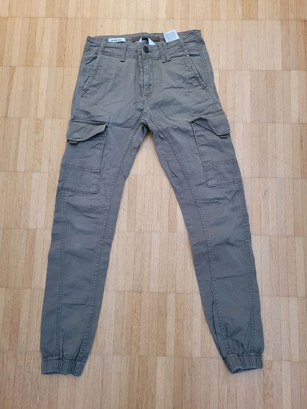 Pantaloni: Pantalon cargo Jack & Jones, taille 27/32 – Usato da Villars-sur-Glâne venduto da m66_dch5