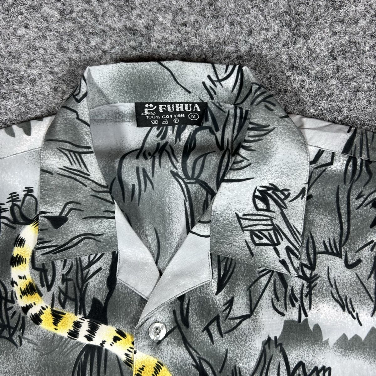 Chemises: 2000s tiger shirt  – Neuf (Voir description) à La Sagne NE par Matlasape 1