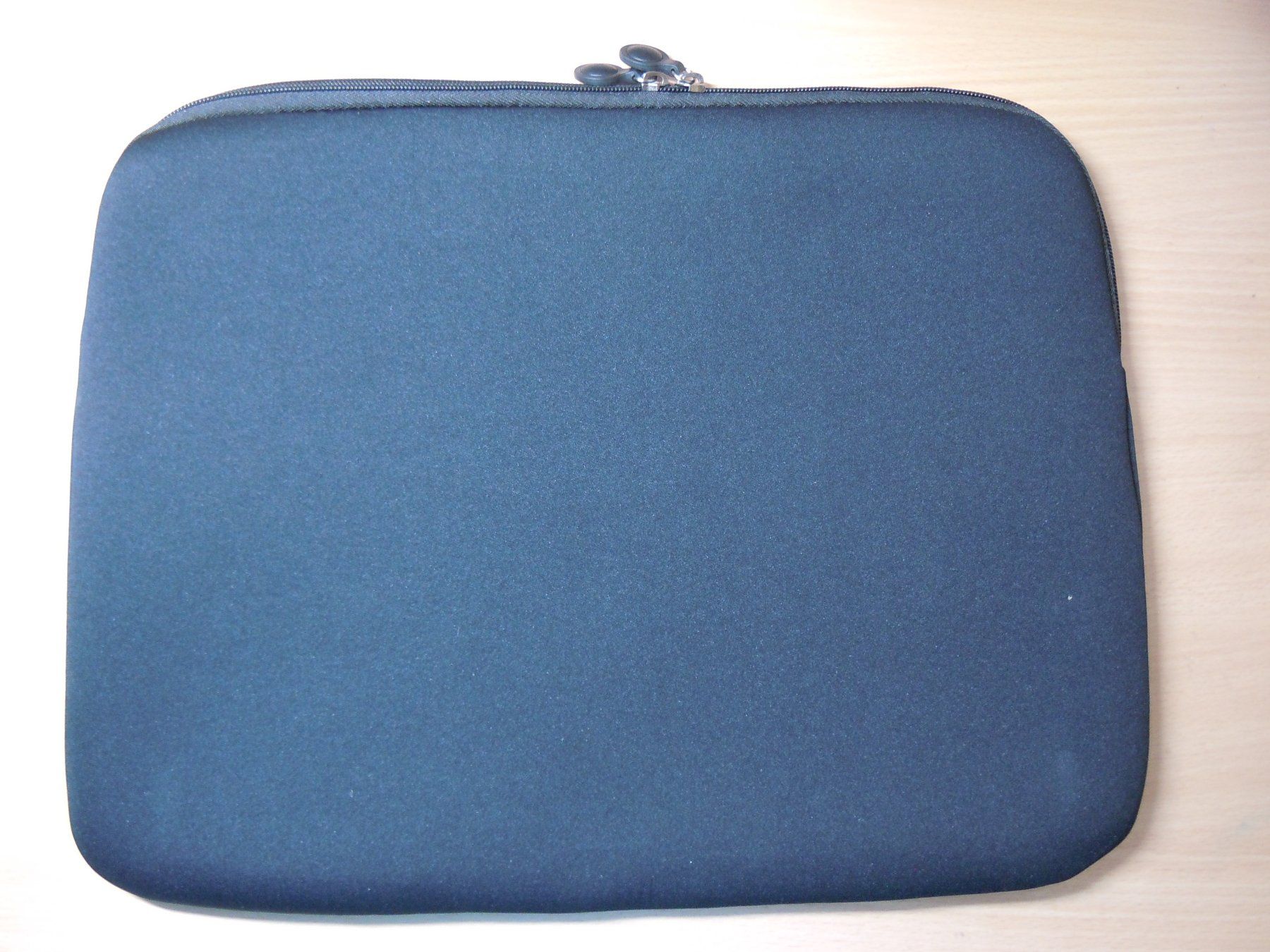 Covers & Borse: Laptop Hülle Neopren schwarz – Usato da Luzern venduto da Baumli1 4